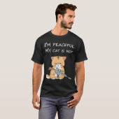 銃を持つ怒った猫のTシャツ | 楽しい戦術的猫のTシャツ Tシャツ (正面フル)