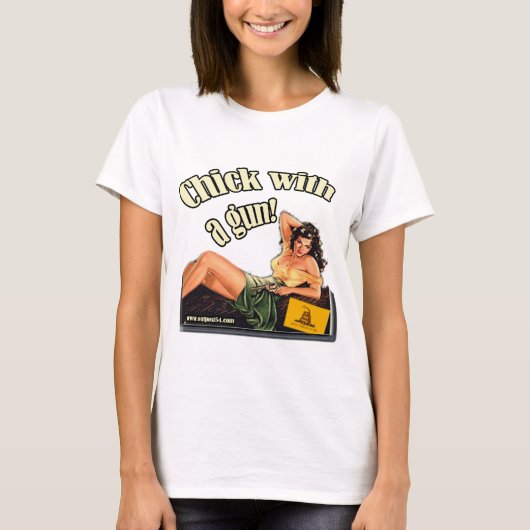 銃を持つ違法のひよこ Tシャツ (正面)