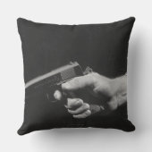 銃を握っている人 クッション (裏面)