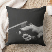 銃を握っている人 クッション (ブランケット)