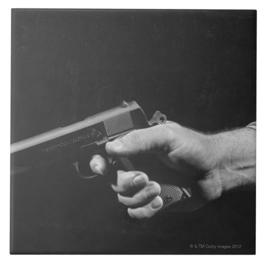 銃を握っている人 タイル (正面)