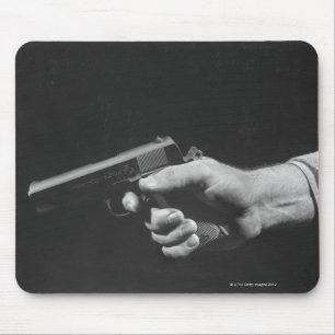 銃を握っている人 マウスパッド