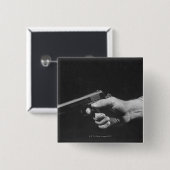 銃を握っている人 缶バッジ (正面&裏面)