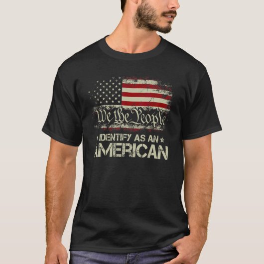 銃旗 国民性政治はしない 私はアメリカ人として自認する Tシャツ (正面)