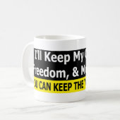 銃、自由およびお金 コーヒーマグカップ (正面左)