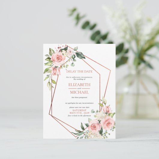 銅の幾何学的なピンクの花の延期日付 案内ポストカード (スタンド正面)