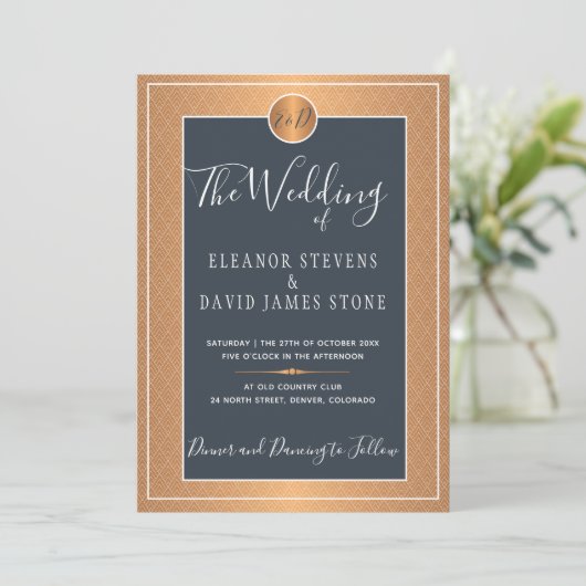銅メタリックネイビーブルーエレガントモノグラ結婚ム 招待状 (スタンド正面)