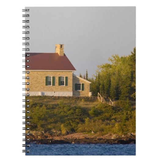 銅港近くのスペリオル湖の灯台 ノートブック (正面)