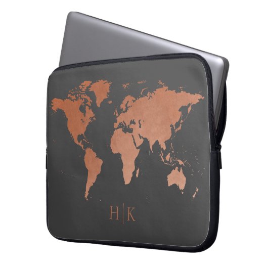 銅灰色プロフェッショナルの世界地モノグラムの図 ラップトップスリーブ (正面左)