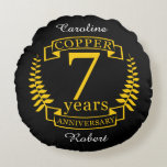 銅結婚記念日7年 ラウンドクッション<br><div class="desc">7年間の祝結婚のデザイン。このデザインは黒い背伝統的景に黄色(この記念日の色)のローレルデザインを付けている。銅は米国伝統的のこの大事な行事のための贈り物である。文字読銅7周年。結婚7年目祝のロマンチックなデザイン。このもしデザインの救済下に連絡頼カスタマイズ、彼らはこの文字の下にあるデザイナーのボタンです。</div>