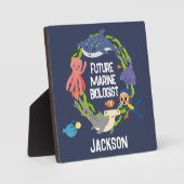 銘板を持つ未来海洋生物学者 フォトプラーク (正面)