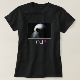 鋭い視線を持つ白いファジーフクロウ Tシャツ