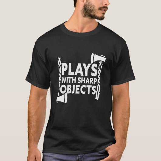 鋭い遊物で斧が投げ付く Tシャツ (正面)