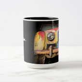 錆ついた古くクラシックな車のマグ ツートーンマグカップ (中央)