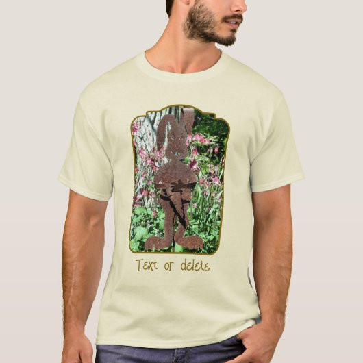 錆びたうさぎのオダマキの花の庭のカスタムデザイン Tシャツ (正面)