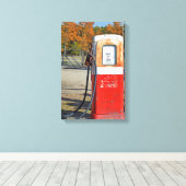 錆びたガスポンプ キャンバスプリント (インサイチュ (ウッドフロア))