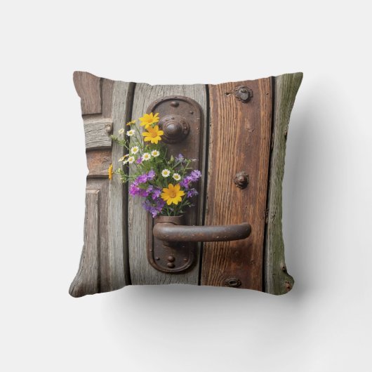 錆びたドアのハンドルにワイルドフラワーの束 クッション (裏面)