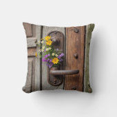 錆びたドアのハンドルにワイルドフラワーの束 クッション (正面)
