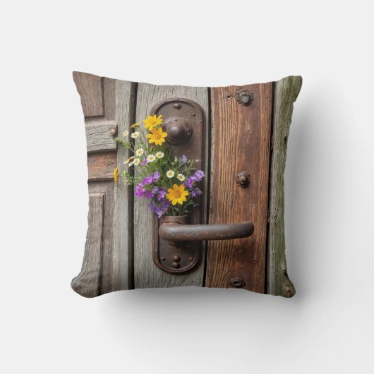 錆びたドアのハンドルにワイルドフラワーの束 クッション (正面)