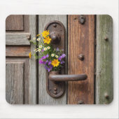 錆びたドアのハンドルにワイルドフラワーの束 マウスパッド (正面)