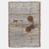 錆びたビンテージの古い鉄の南京錠が木のドアについている。 スローブランケット (正面縦)