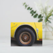 錆びたロードマスタータイヤ、ピーリングイエローカ絵を描ー ポストカード (スタンド正面)