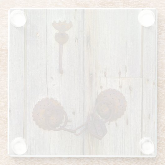 錆びたヴィンテージの古い鉄の南京錠が木製のドアに –  ガラスコースター (裏面)