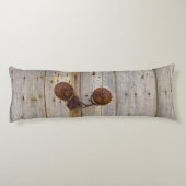 錆びたヴィンテージの古い鉄の南京錠の木製のドア_ ボディピロー (裏面)