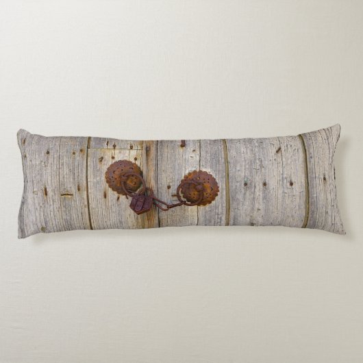 錆びたヴィンテージの古い鉄の南京錠の木製のドア_ ボディピロー (裏面)