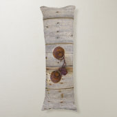 錆びたヴィンテージの古い鉄の南京錠の木製のドア_ ボディピロー (正面縦)