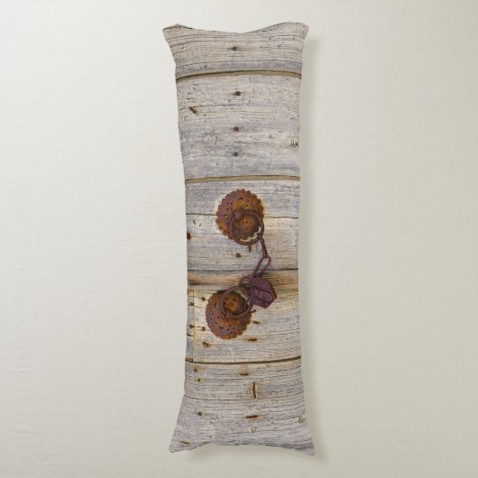 錆びたヴィンテージの古い鉄の南京錠の木製のドア_ ボディピロー (正面縦)