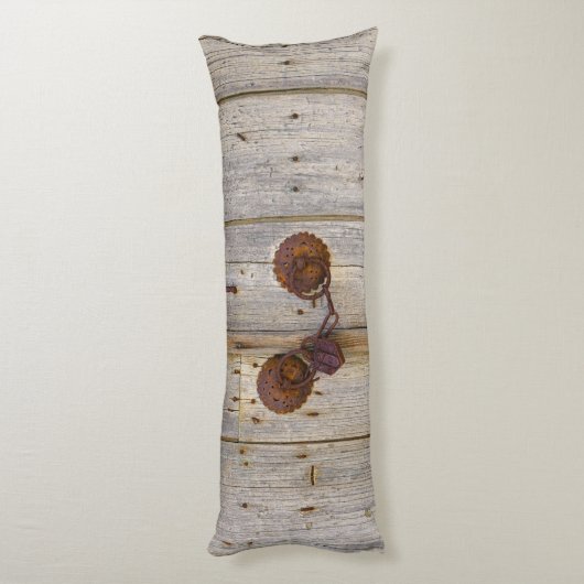 錆びたヴィンテージの古い鉄の南京錠の木製のドア_ ボディピロー (裏面 (縦))