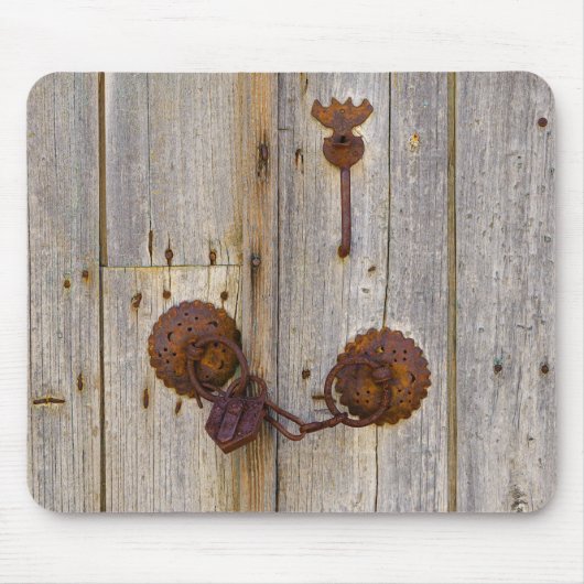 錆びたヴィンテージ古い木製のドアの鉄の南京錠 – マウスパッド (正面)