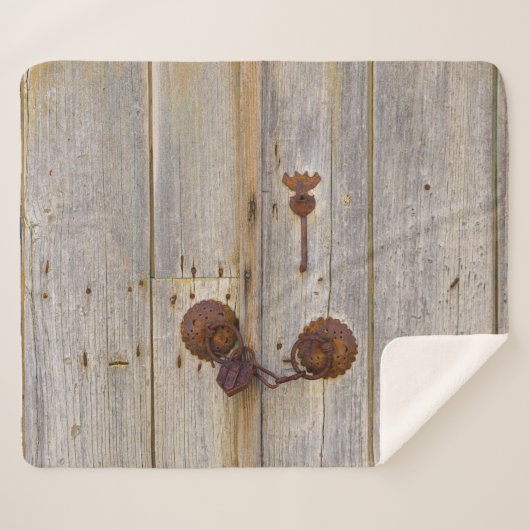 錆びたヴィンテージ古い鉄の南京錠の木製のドアに… シェルパブランケット (正面(横))