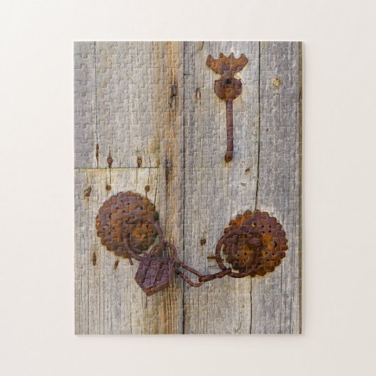錆びたヴィンテージ古い鉄の南京錠の木製のドア" ジグソーパズル (縦)