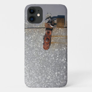 錆びた南京錠でロックされたスチール製のドア iPhone 11 ケース