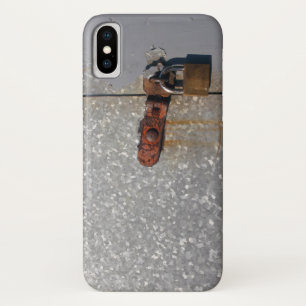 錆びた南京錠でロックされたスチール製のドア iPhone X ケース