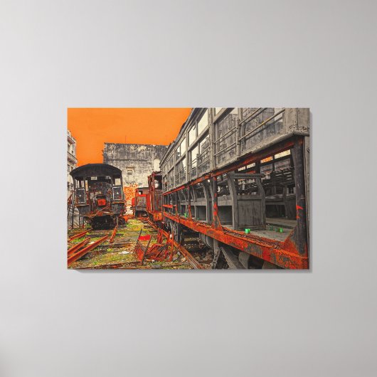 錆びた古い機関車と列車の荷車 キャンバスプリント (正面)