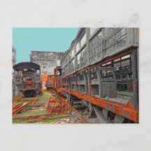 錆びた古い機関車と列車の荷馬車のはがき