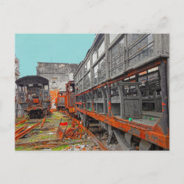 錆びた古い機関車と列車の荷馬車のはがき ポストカード