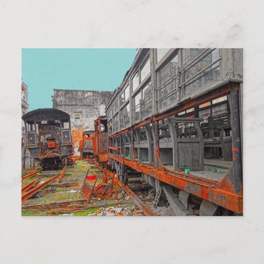 錆びた古い機関車と列車の荷馬車のはがき ポストカード (正面)