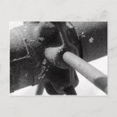 錆びた機械の白黒写真 ポストカード (正面)