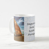 錆びた難破船が海岸に打ち上げられるか、ビーチに取り残された コーヒーマグカップ (正面左)