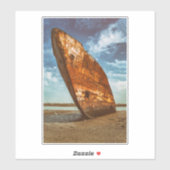 錆びた難破船が海岸に打ち上げられるか、ビーチに取り残された シール (シート)