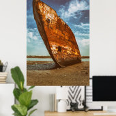 錆びた難破船が海岸に打ち上げられるか、ビーチに取り残された ポスター (ホームオフィス)