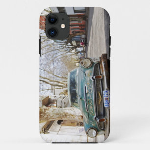 錆びて色褪せた古い車が路駐して iPhone 11 ケース