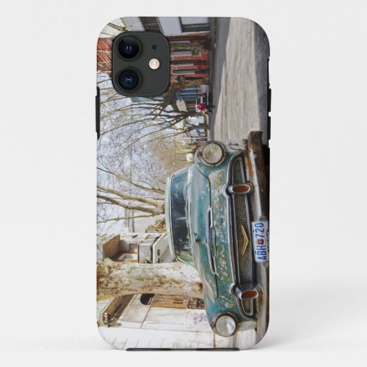 錆びて色褪せた古い車が路駐して Case-Mate iPhoneケース (裏面)