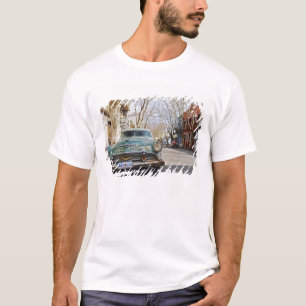 錆びて色褪せた古い車が Tシャツ