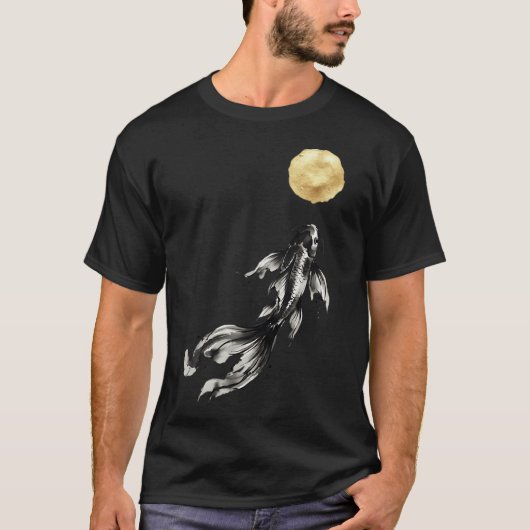 錦鯉と金色の月 Tシャツ (正面)
