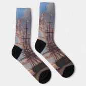 錨を下ろす船とフリゲート艦 ソックス (右)